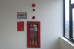 Nên Dùng Tủ Chữa Cháy Nổi Hay Là Âm Tường?