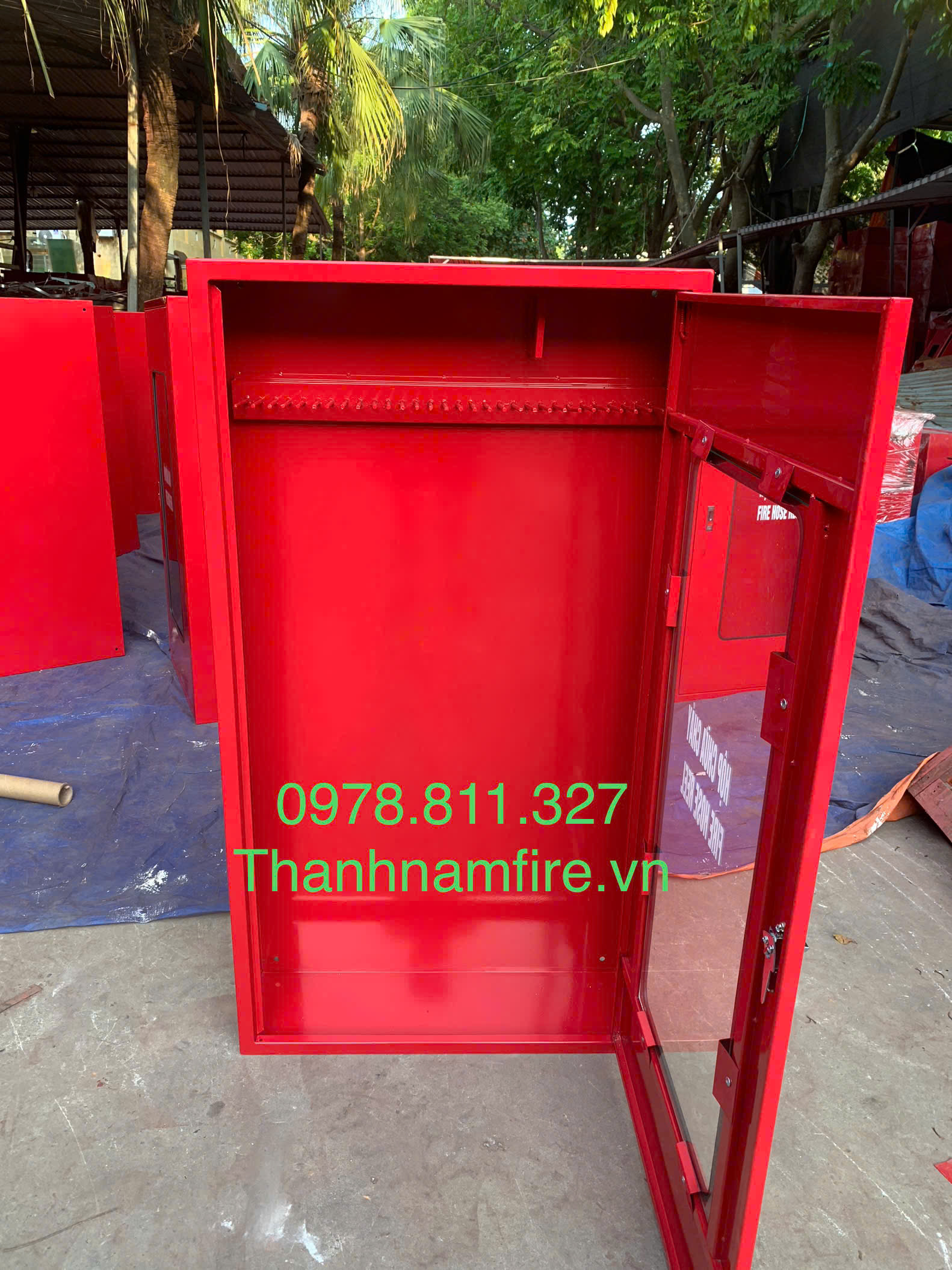 Tủ có thanh treo cuộn vòi