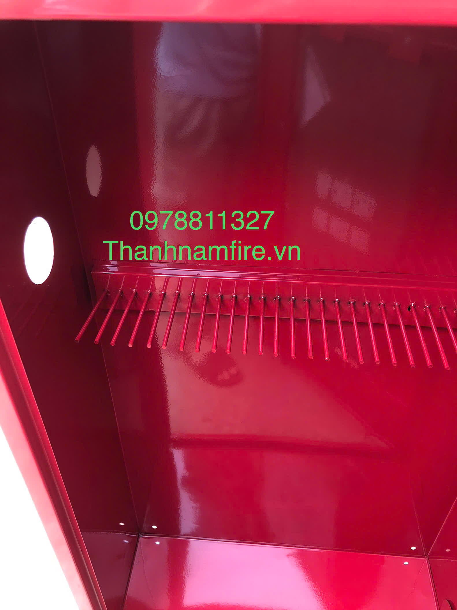 Tủ nổi có thanh treo cuộn vòi